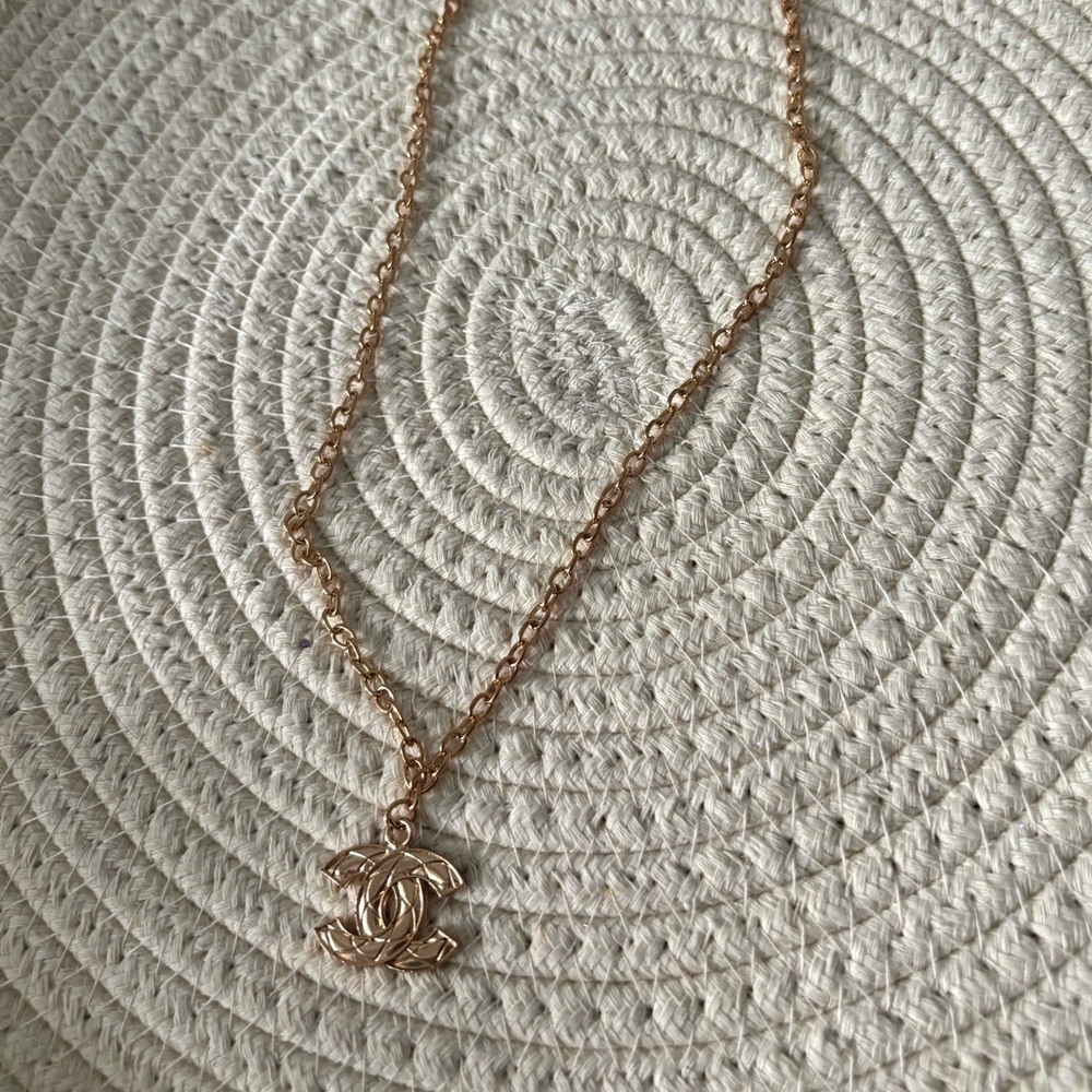 Chic Gold Necklace with Iconic Pendant